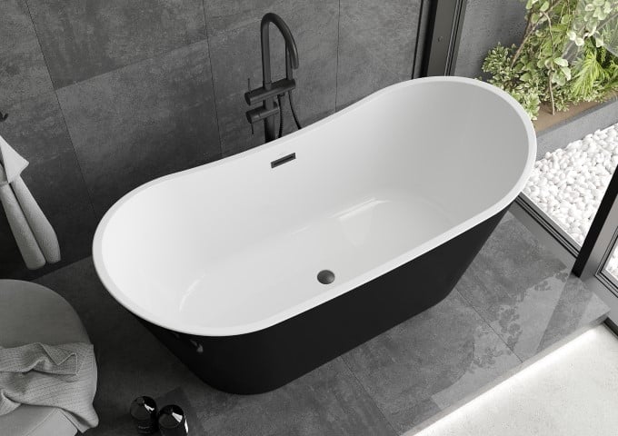 biało-czarna wanna wolnostojąca