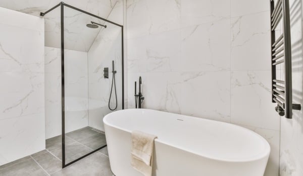 Płytki 60×60 cm - jak układać poprawnie i jaką szerokość fugi wybrać do gresu 60×60 cm